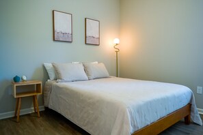 3 bedrooms, iron/ironing board, travel crib, WiFi - NEW! Duke~Mid Century Cottage~King Bed (Durham)