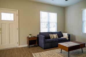 Smart TV - NEW! Duke~Mid Century Cottage~King Bed (Durham)