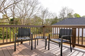 Property grounds - NEW! Duke~Mid Century Cottage~King Bed (Durham)