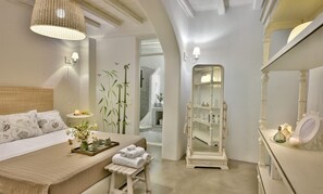 5 bedrooms, WiFi, bed sheets - 5 bedroom Villa with private jacuzzi, 5' walk - Ornos beach. (Greece)