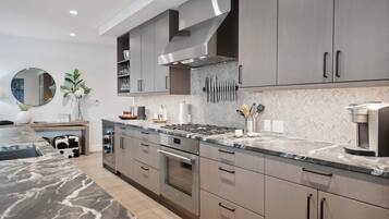 Superior Condo, 2 Bedrooms, Fireplace, Mountain View | Private kitchen