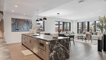 Superior Condo, 2 Bedrooms, Fireplace, Mountain View | Private kitchen