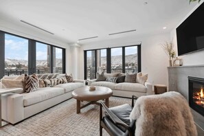 ซูพีเรียคอนโด, 2 ห้องนอน, เตาผิง, วิวภูเขา | บริเวณนั่งเล่น | เตาผิง, พื้นอุ่น