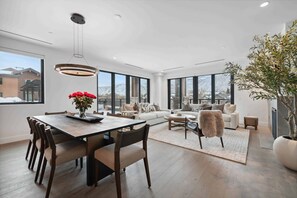 ซูพีเรียคอนโด, 2 ห้องนอน, เตาผิง, วิวภูเขา | บริเวณนั่งเล่น | เตาผิง, พื�้นอุ่น