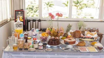 Café da manhã completo grátis todos os dias