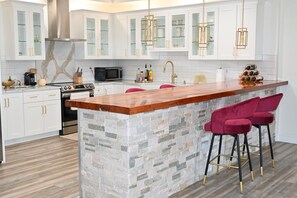 Fridge, microwave, oven, stovetop - Modern cozy home, pet friendly (Wolcott)