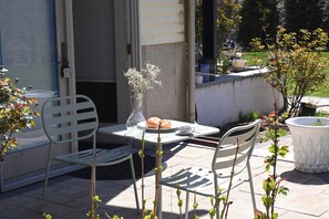 Outdoor dining - Modern cozy home, pet friendly (Wolcott)