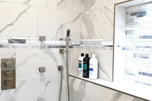 Dusche, Haartrockner, Handtücher, Seife