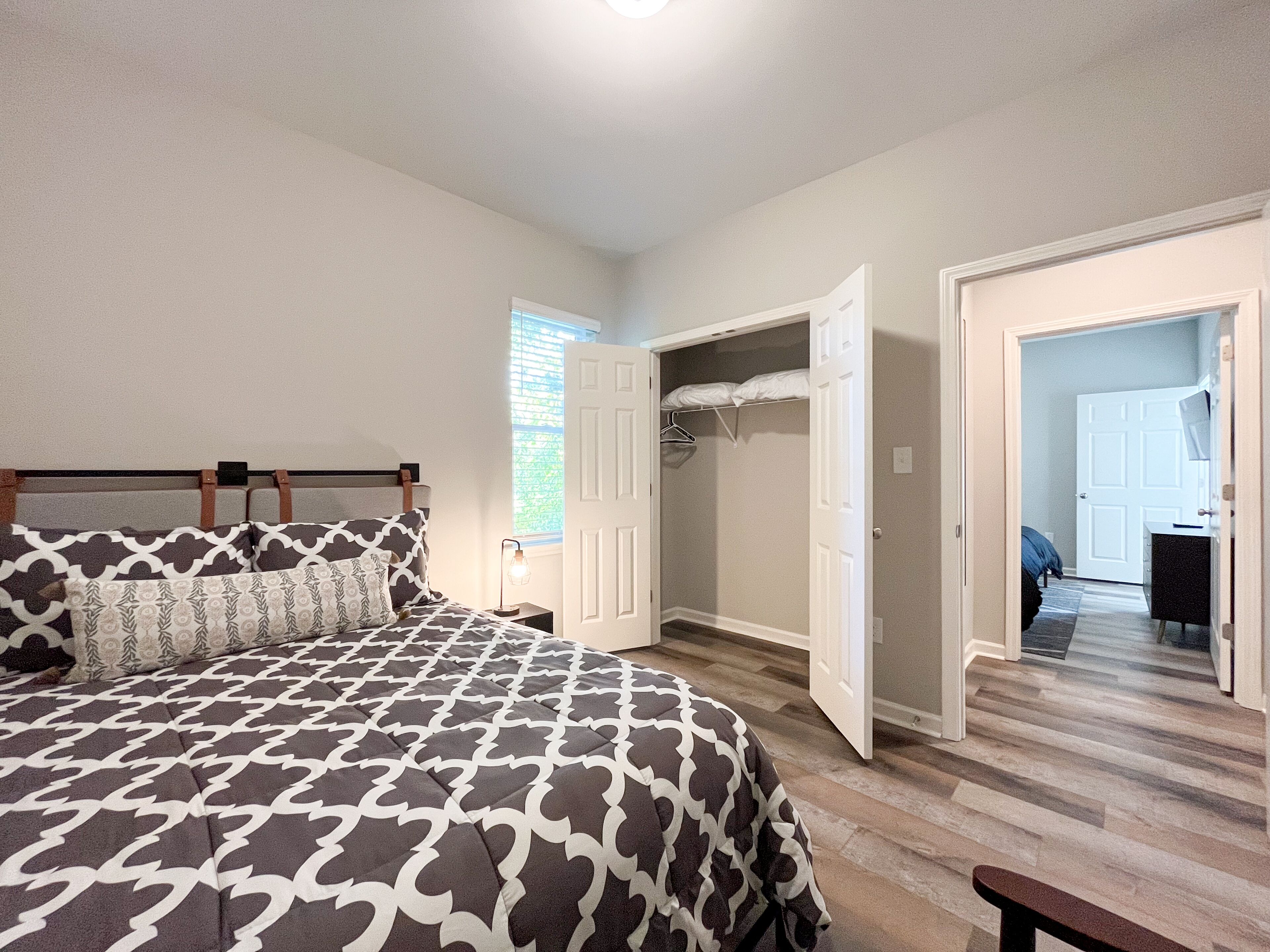3 habitaciones, tabla de planchar con plancha, wifi y ropa de cama 