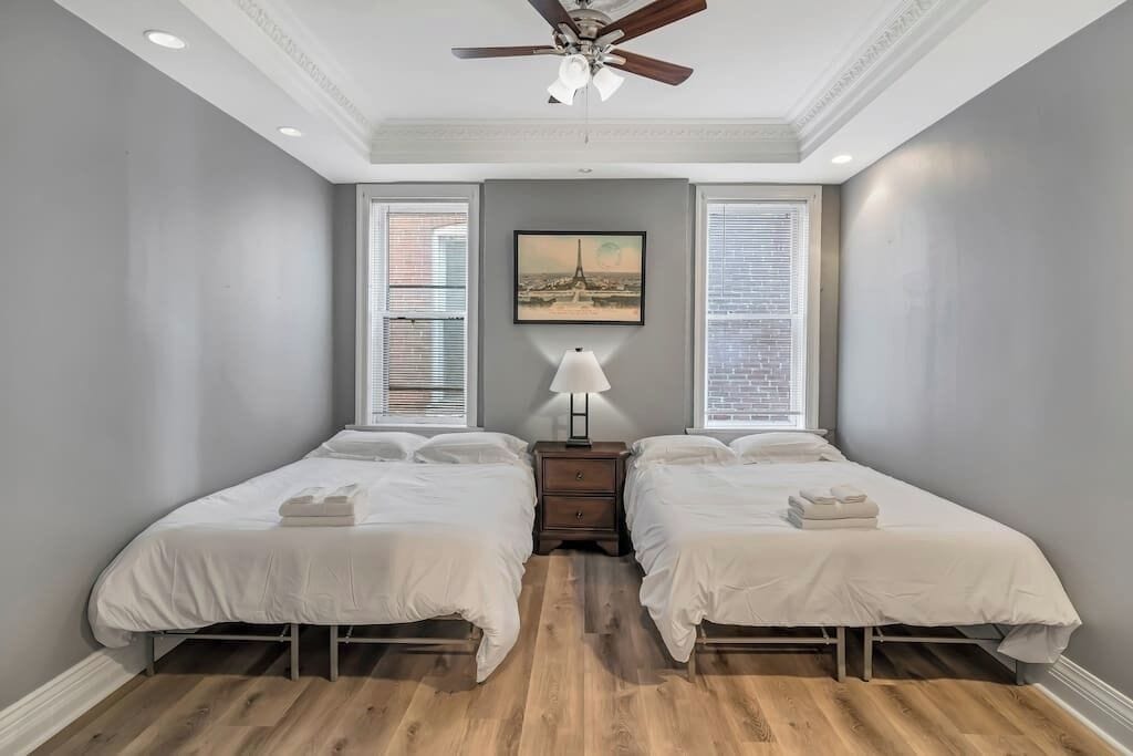 3 habitaciones, tabla de planchar con plancha, wifi y ropa de cama 