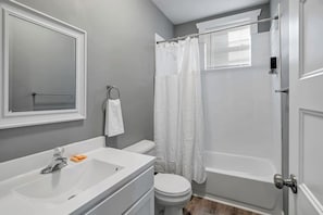 Shower, hair dryer, towels - Beautiful Unit in Shaw Community -4228b (St. Louis)