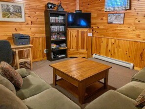 Smart TV, fireplace, video games, DVD player - Bethel Village Vacation Home (Bethel)