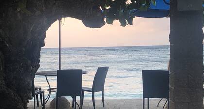 Waikiki studio, panoramic view, lots of amenities, 10 min walk to the beach!