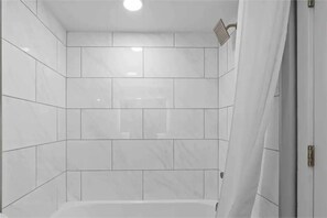 Hårføner, håndklær og toalettpapir