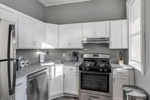 Kylskåp, mikrovågsugn, ugn och spishäll