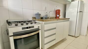 Apartamento conforto | Cozinha privada | Geladeira, micro-ondas, fogão, liquidificador