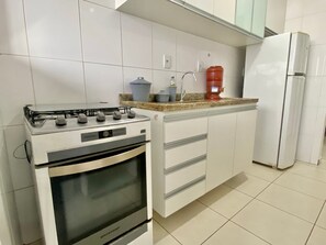 Comfort Apartment | Private kitchen | Fridge, microwave, oven, blender - Residencial Marine (Praia Grande)