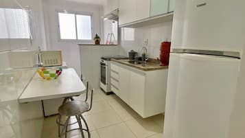 Apartamento conforto | Cozinha privada | Geladeira, micro-ondas, fogão, liquidificador