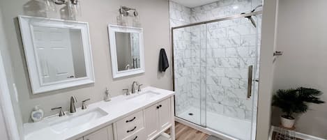 Dusche, Haartrockner, Handtücher, Seife