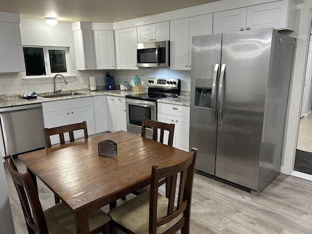 Fridge, microwave, oven, stovetop. Fantastic Seaview Beach Cottage with 5 bedrooms for a memorable getaway