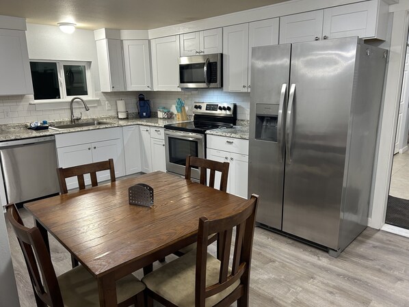 Fridge, microwave, oven, stovetop - Fantastic Seaview Beach Cottage with 5 bedrooms for a memorable getaway (Seaview)