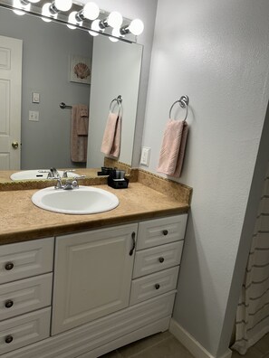 ヘアドライヤー、タオル、石鹸、シャンプー