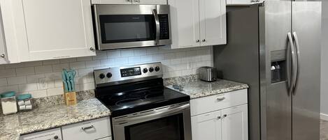 Cafetera y tetera, refrigerador, microondas y horno