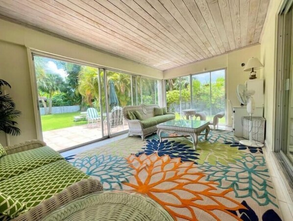 Smart TV, books - Cheerful 3 BR villa w/free parking & beach walk (Nassau)