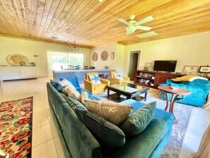 Smart TV, books - Cheerful 3 BR villa w/free parking & beach walk (Nassau)