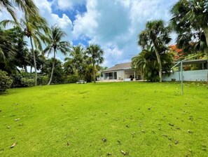 Property grounds - Cheerful 3 BR villa w/free parking & beach walk (Nassau)