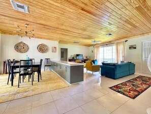 Smart TV, books - Cheerful 3 BR villa w/free parking & beach walk (Nassau)