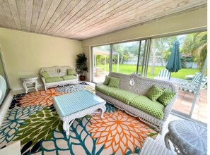 Smart TV, books - Cheerful 3 BR villa w/free parking & beach walk (Nassau)