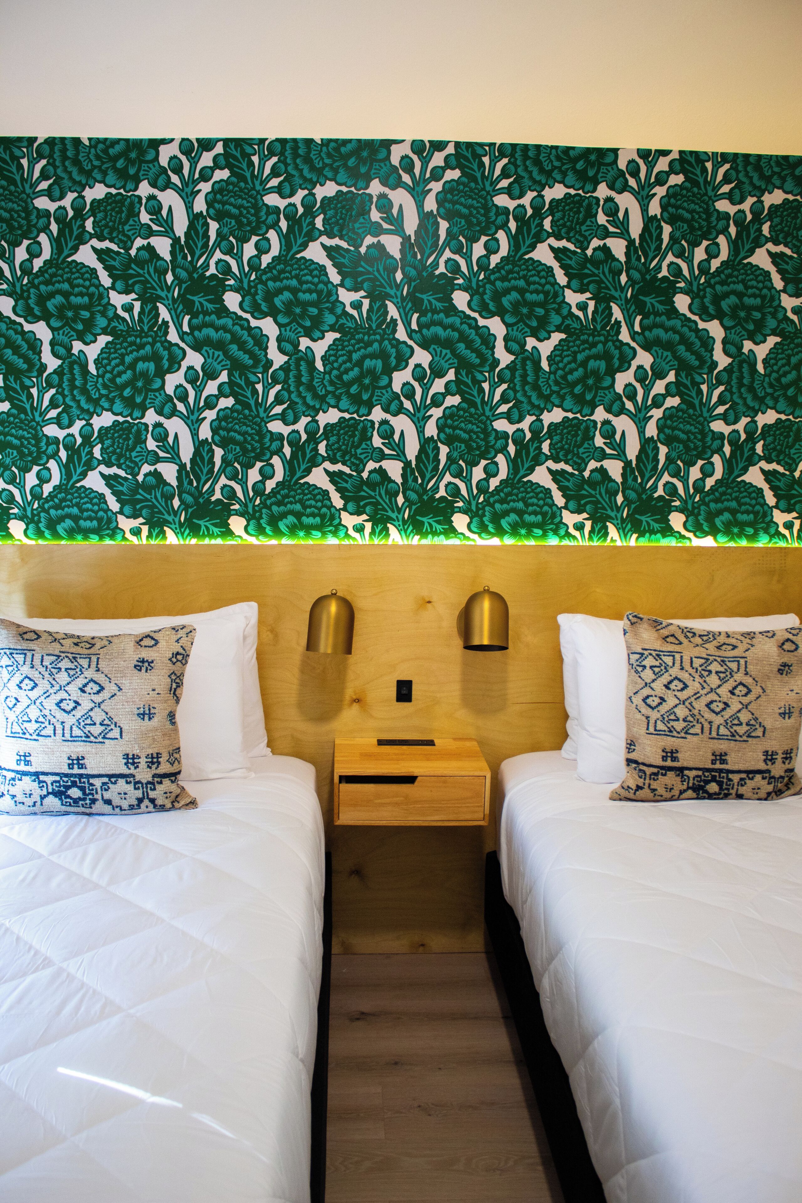 Chambre classique double ou avec lits jumeaux | Literie de qualité, lit avec matelas à plateau-coussin, décor unique