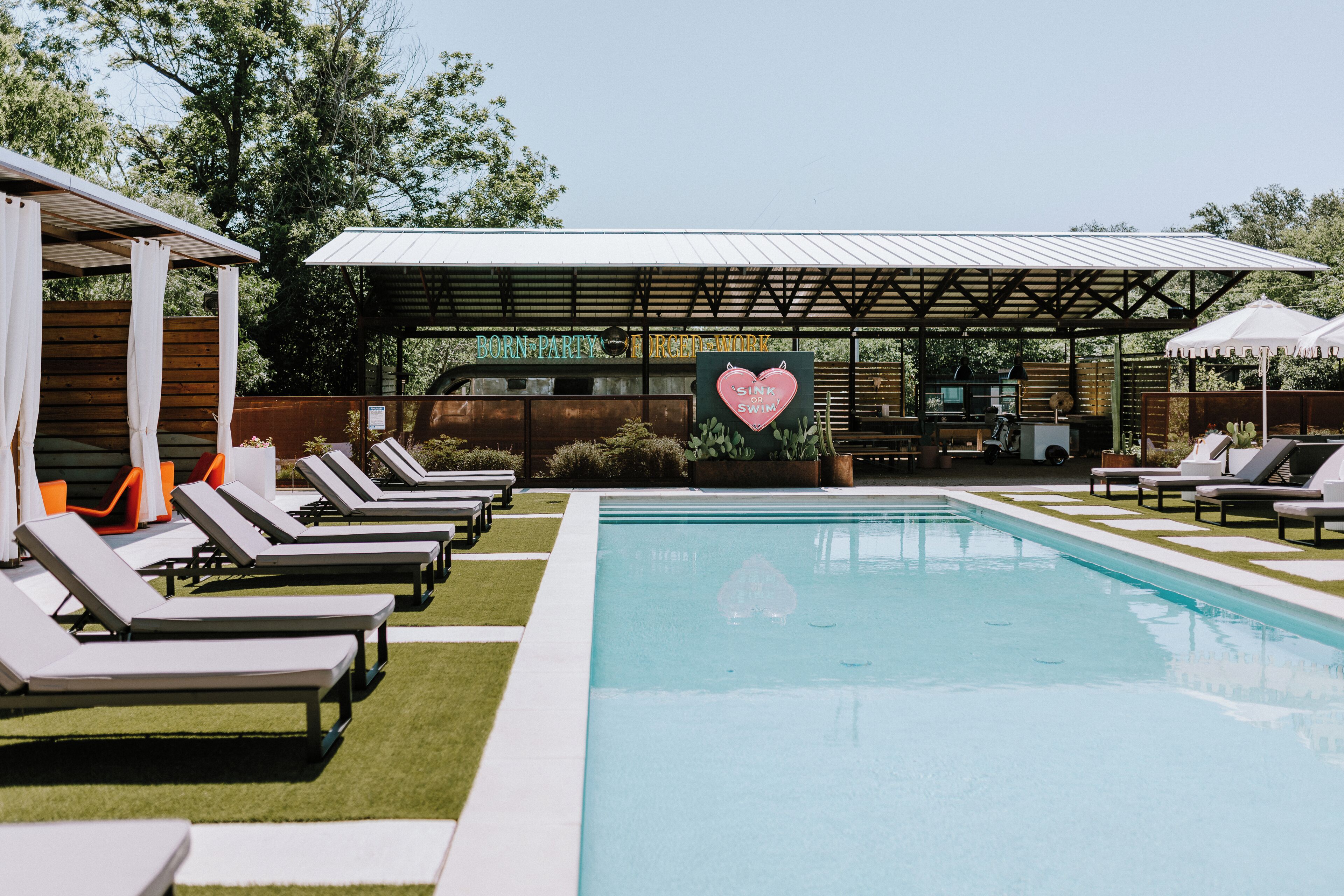 Piscine extérieure, tentes de plage