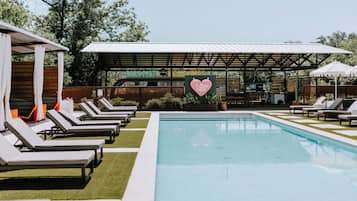 Piscine extérieure, tentes de plage