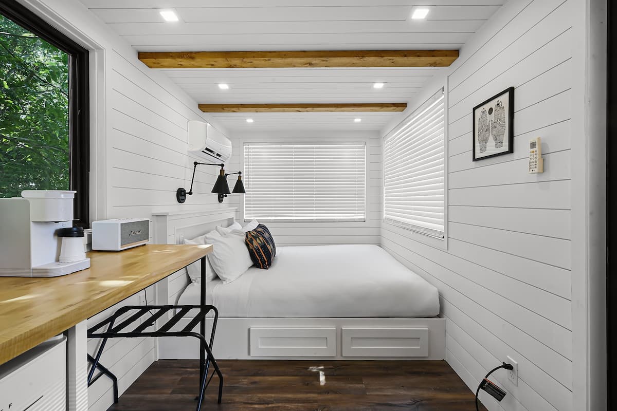 1 bedroom, premium bedding, free WiFi, bed sheets