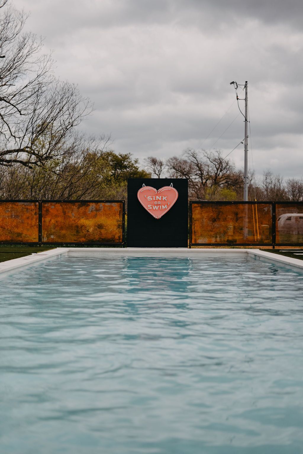 室外游泳池，提供遮陽小屋 (付費)