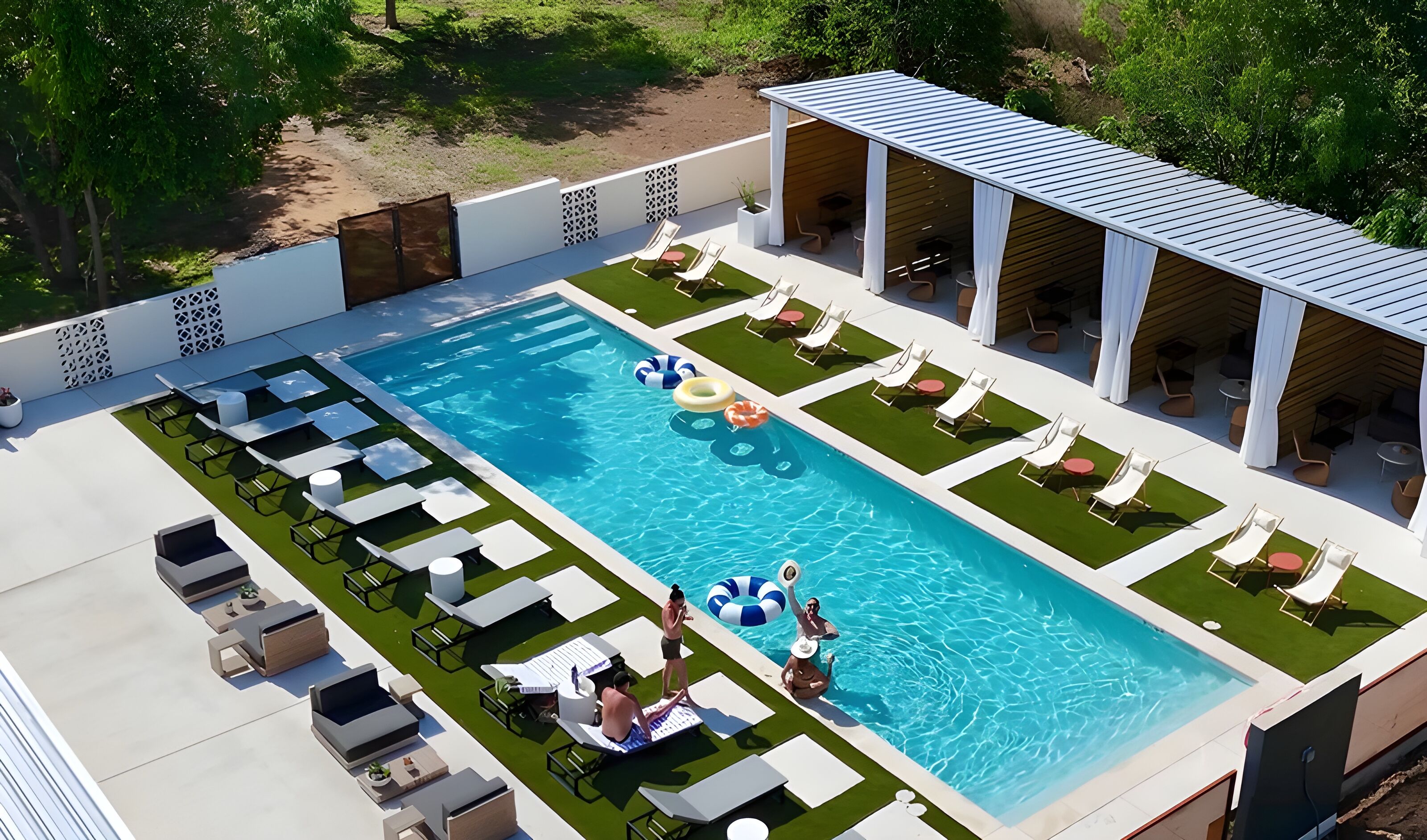 室外泳池；小屋 (收費)