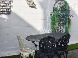 Outdoor dining - 6 bedroom accommodation in Clacton on Sea (Clacton on Sea)