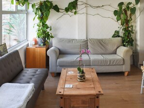 Living area - 6 bedroom accommodation in Clacton on Sea (Clacton on Sea)