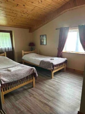 4 Schlafzimmer, Bügeleisen/Bügelbrett, WLAN, Bettwäsche