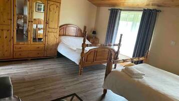 4 habitaciones, tabla de planchar con plancha, wifi y ropa de cama