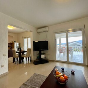 Luxury-Suite | Wohnbereich | 50-Zoll-Flachbildfernseher mit Digitalempfang