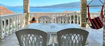Family House with pool & sea view