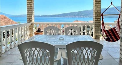 Family House with pool & sea view