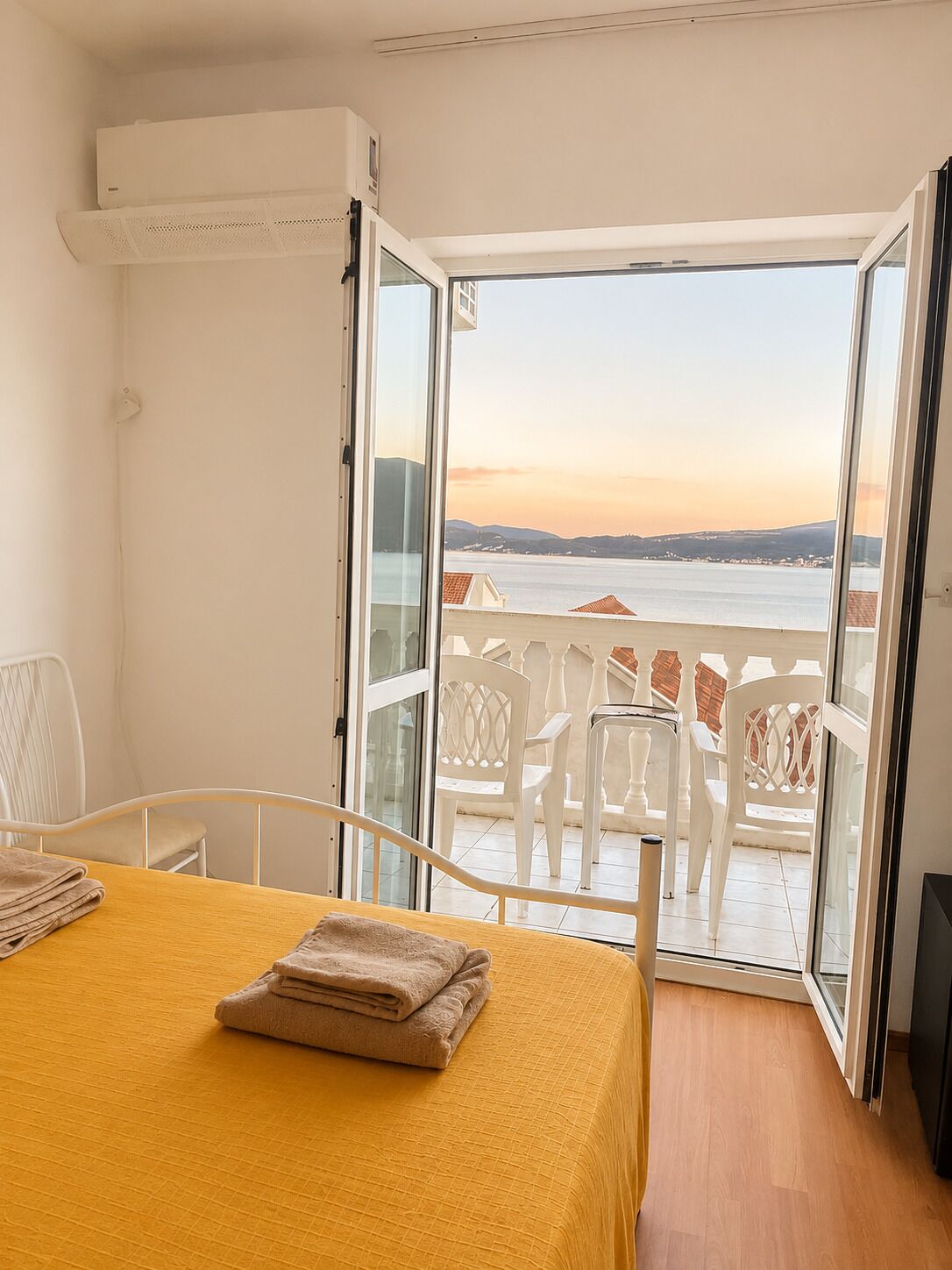 Habitación estándar | Cortinas opacas, tabla de planchar con plancha, wifi gratis