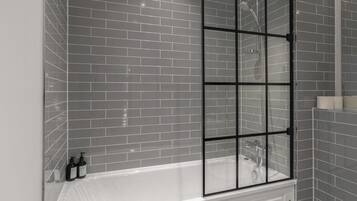 Combined shower/tub, deep soaking tub, hair dryer, towels