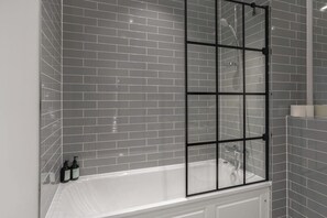 Combined shower/tub, deep soaking tub, hair dryer, towels - Lovely 2-bed Apartment in Birmingham (Birmingham)