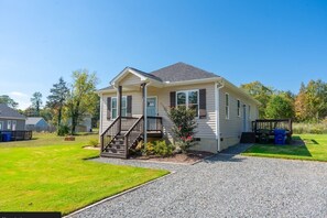 Exterior - NEW! Scandinavian Cottage in Duke~King Bed (Durham)
