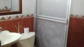 Dusche, Handtücher, Seife, Toilettenpapier